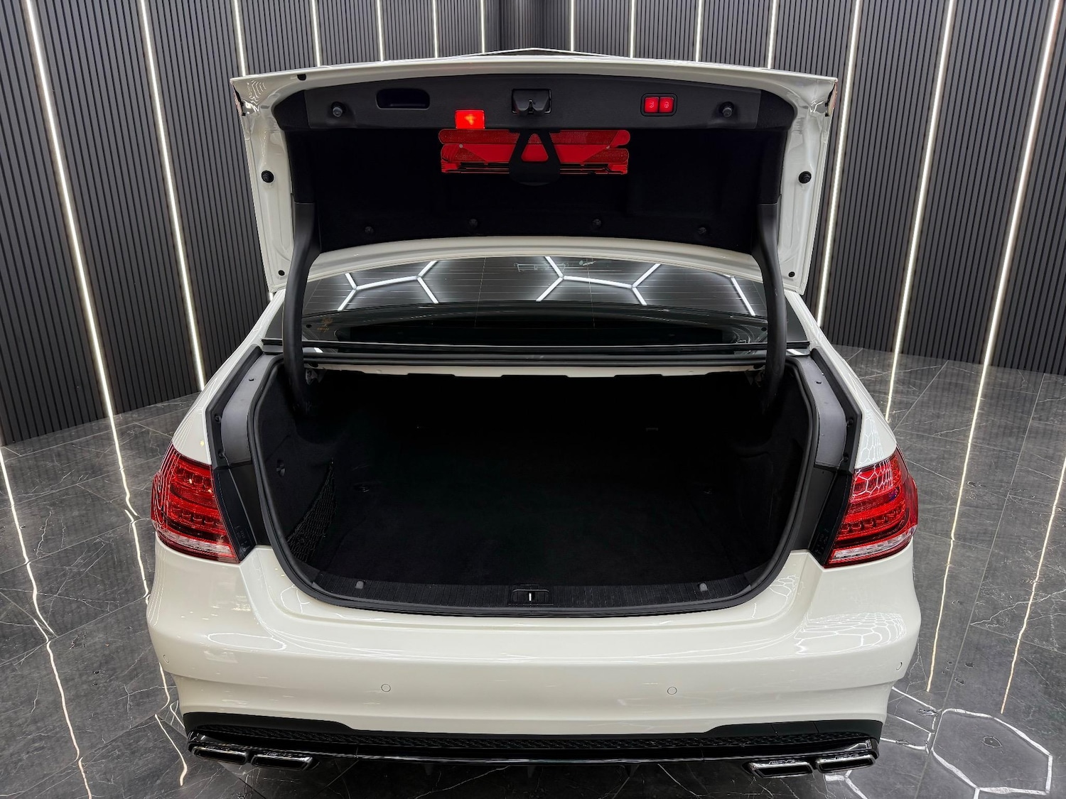 Used Mercedes-Benz E Class 2015 for sale - 76692917: Photo 11