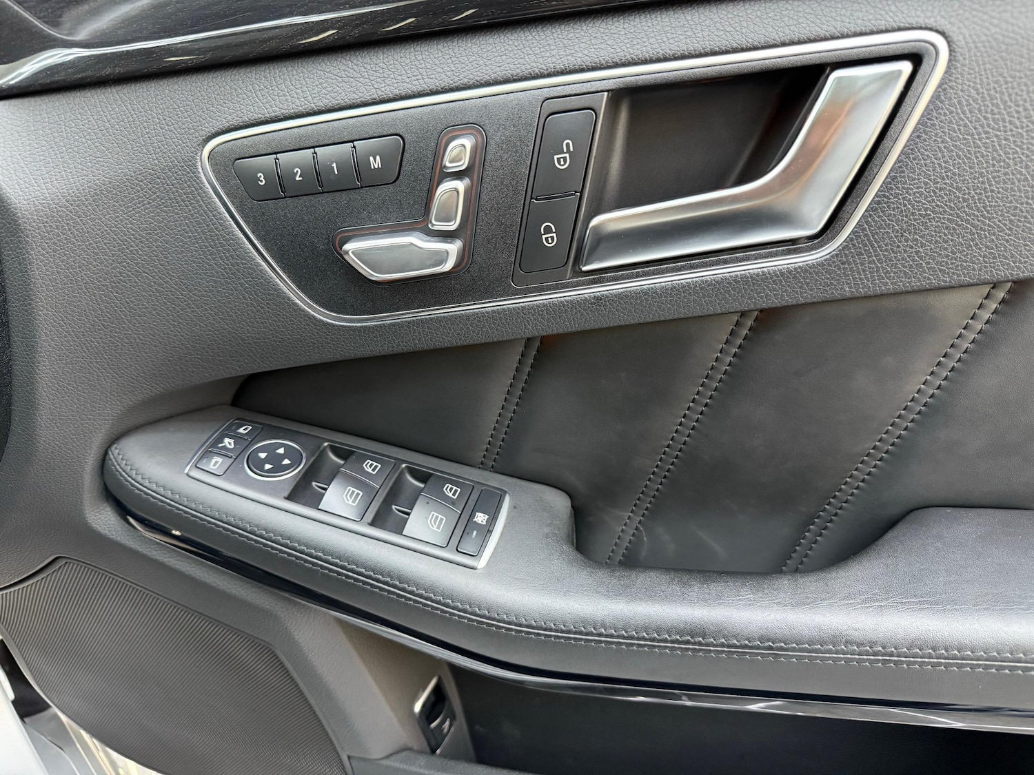 Used Mercedes-Benz E Class 2015 for sale - 76957068: Photo 24