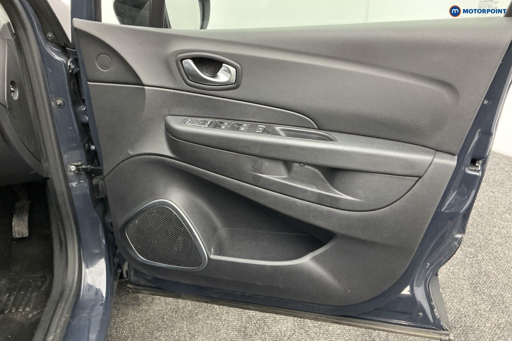 Used Renault Captur 2017 for sale - 76933782: Photo 30