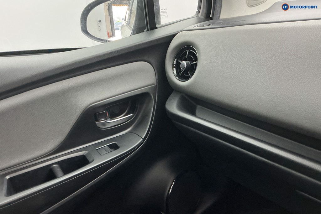 Used Toyota Yaris 2019 for sale - 76394595: Photo 24