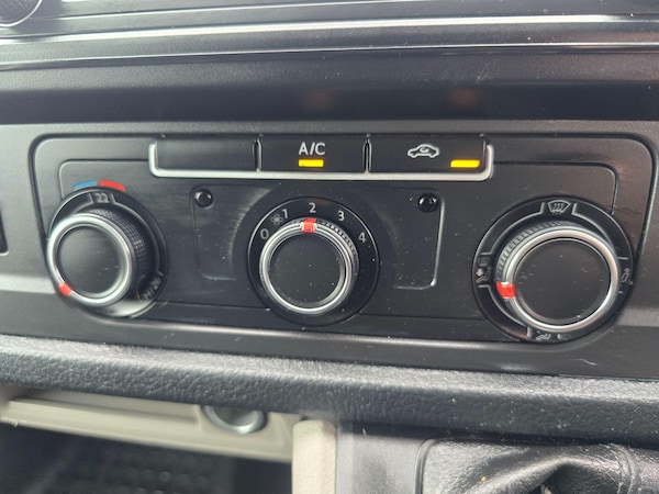 Used Volkswagen Transporter 2018 for sale - 76201244: Photo 20
