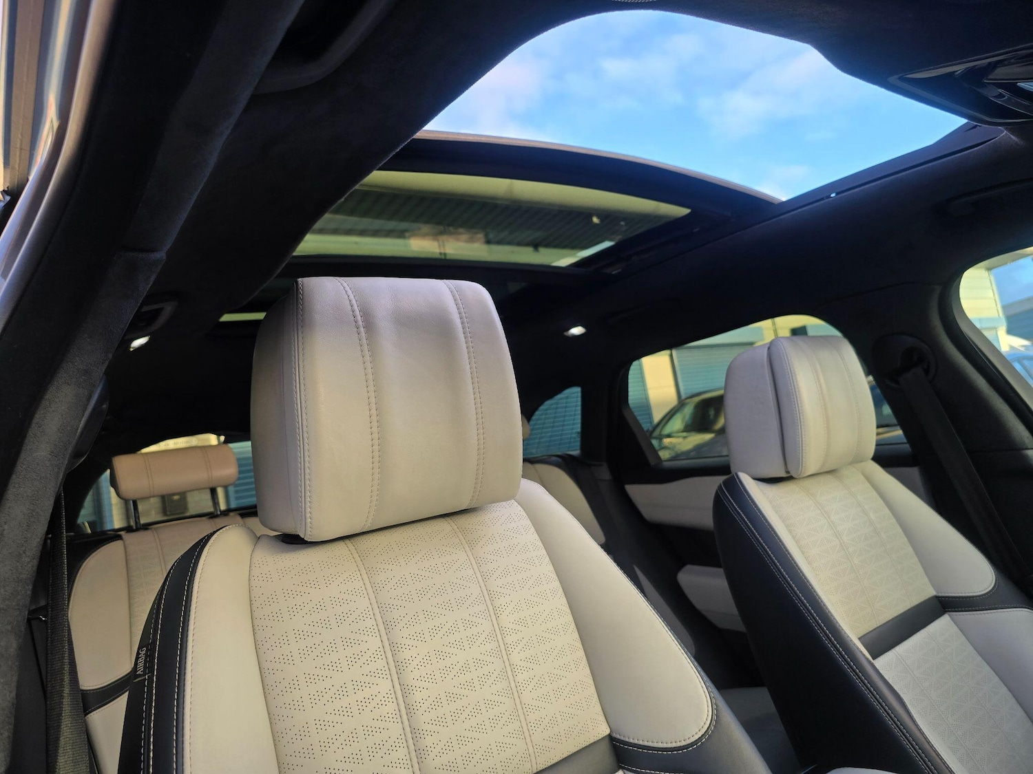 Used Land Rover Range Rover Velar 2018 for sale - 76865685: Photo 2