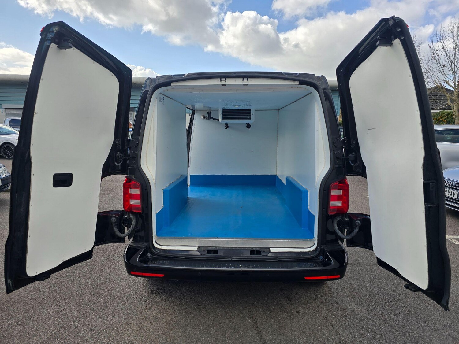 Used Volkswagen Transporter 2017 for sale - 77839515: Photo 51