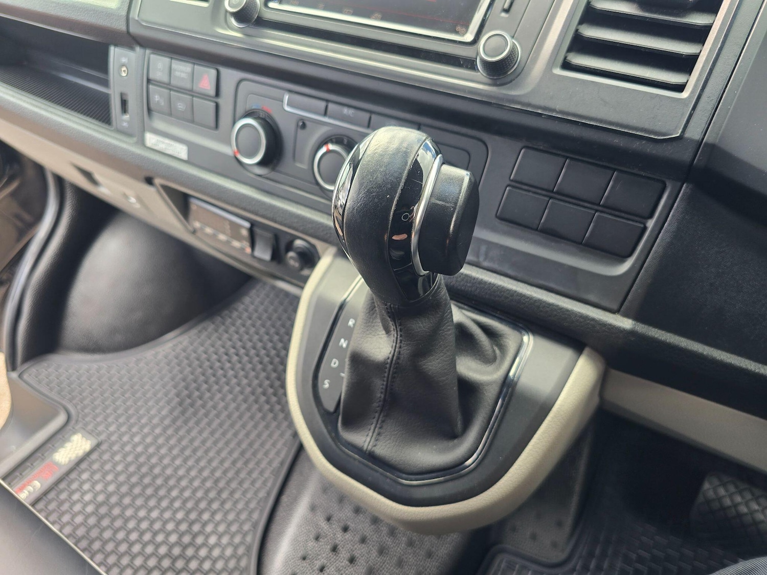 Used Volkswagen Transporter 2017 for sale - 78185365: Photo 14