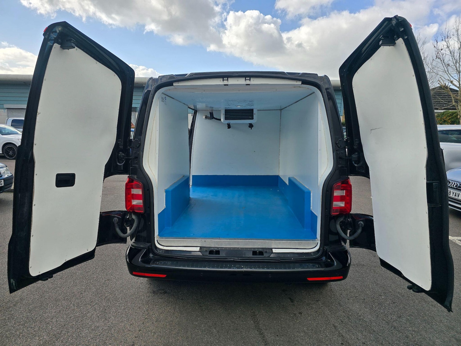 Used Volkswagen Transporter 2017 for sale - 78185365: Photo 3