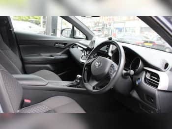 Used Toyota C-HR 2023 for sale - 79722348: Photo