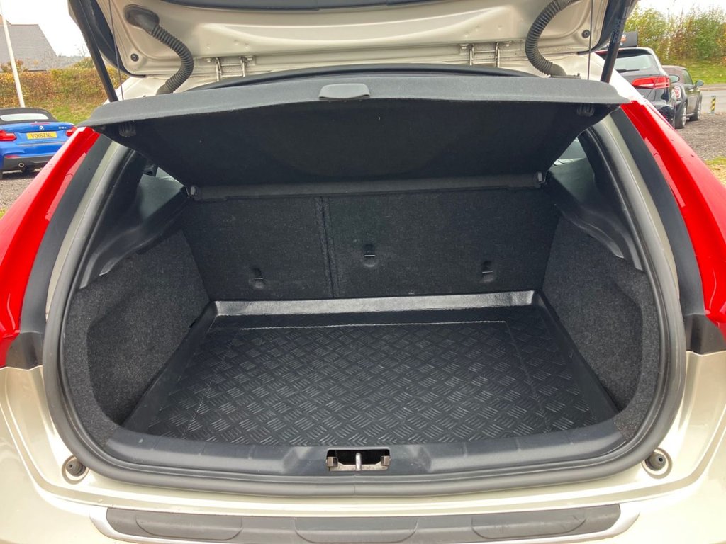 Used Volvo V40 2017 for sale - 76417059: Photo 10