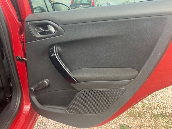 Used Peugeot 208 2015 for sale - 76267269: Photo 35