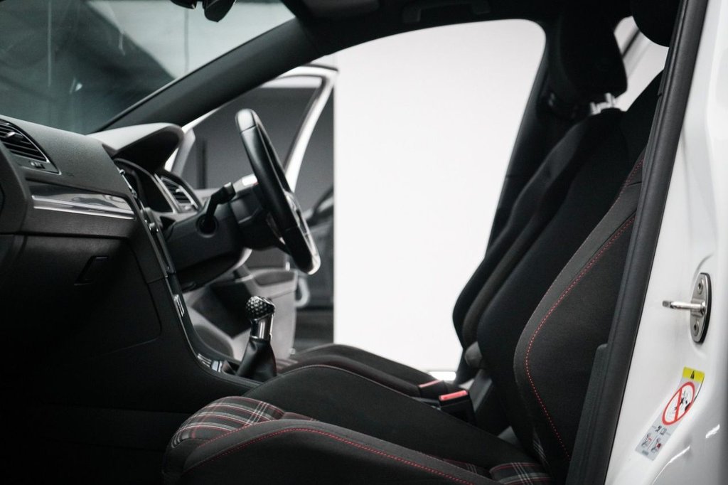 Used Volkswagen Golf 2017 for sale - 77647933: Photo 34