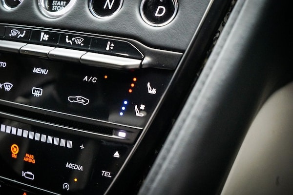 Used Aston Martin DB11 2016 for sale - 76223281: Photo 42