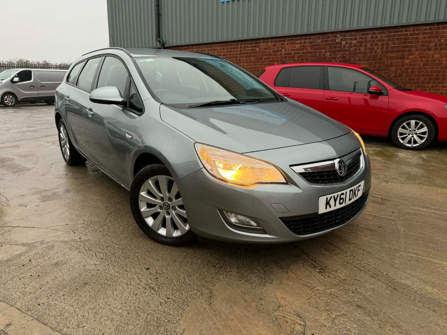 Used Vauxhall Astra 2012 for sale - 77019949: Photo 1