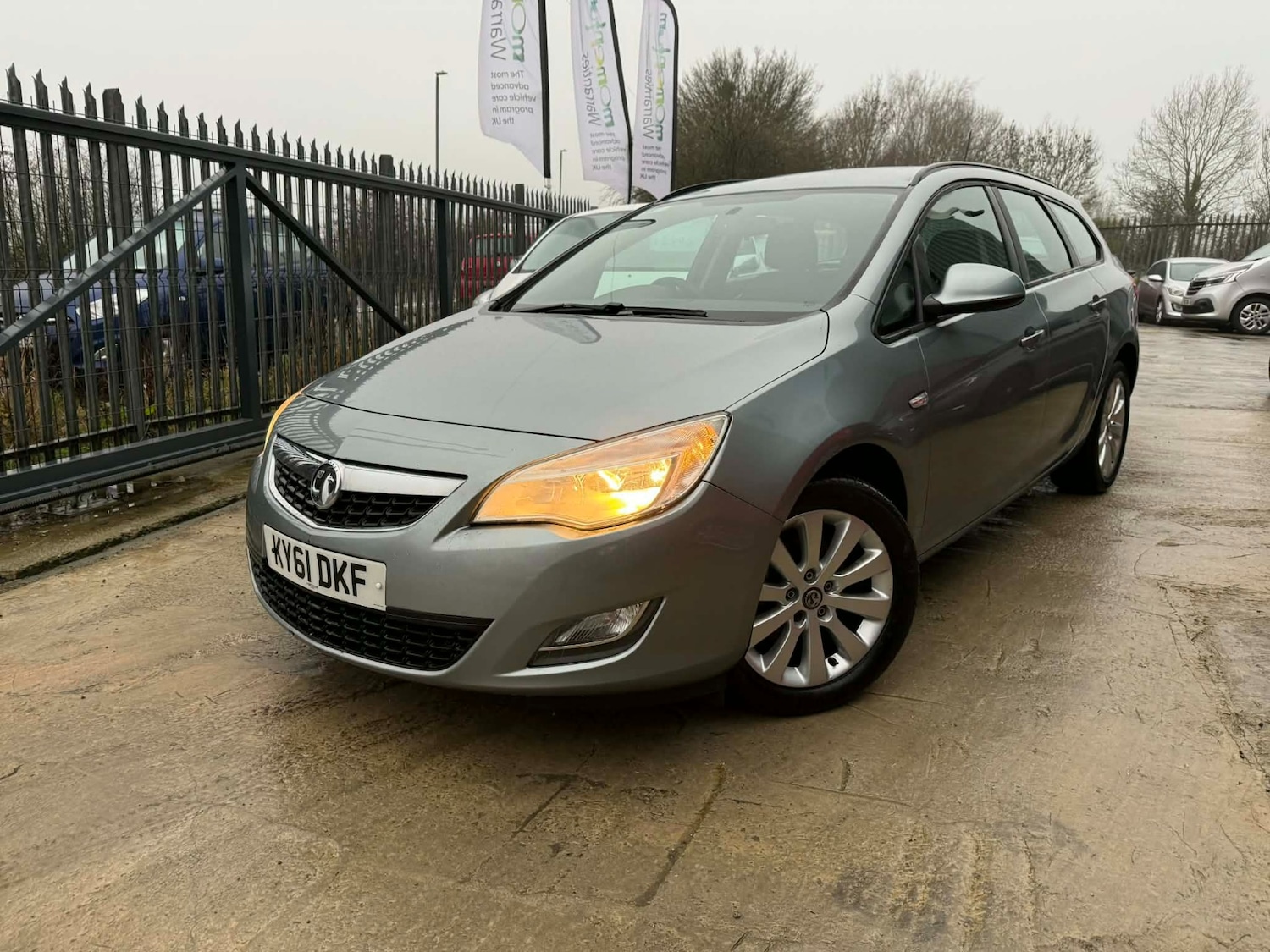 Used Vauxhall Astra 2012 for sale - 77019949: Photo 2