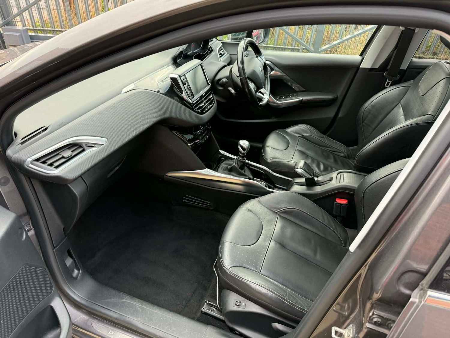 Used Peugeot 2008 2015 for sale - 76940526: Photo 11