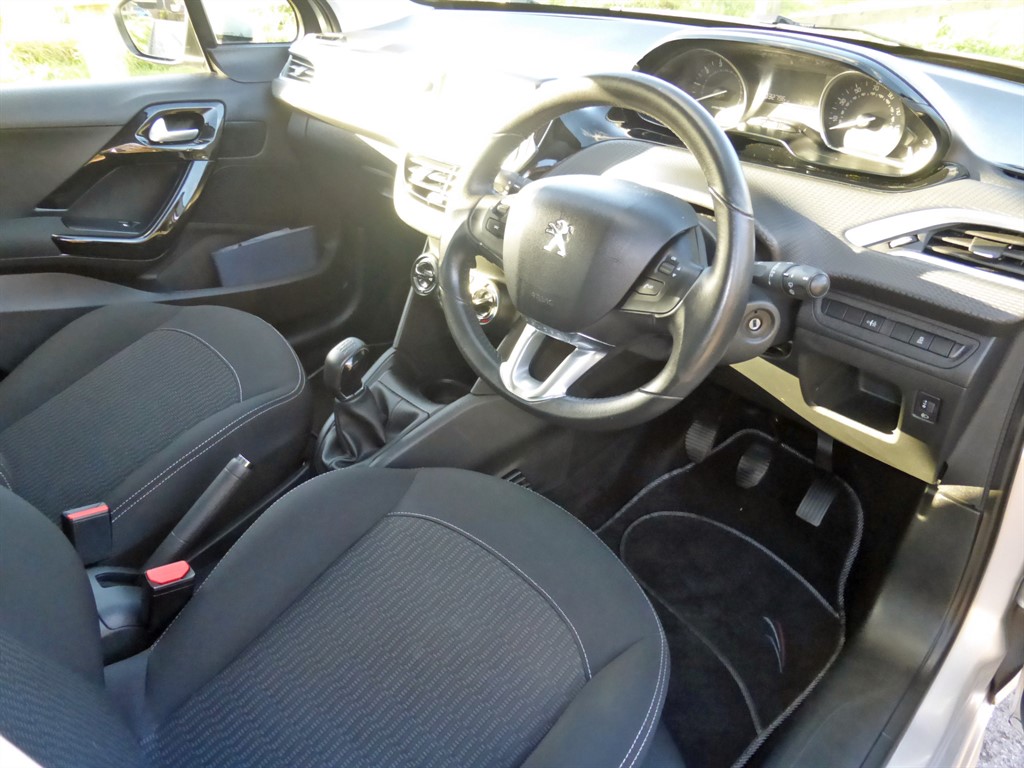 Used Peugeot 208 2017 for sale - 77013249: Photo 15