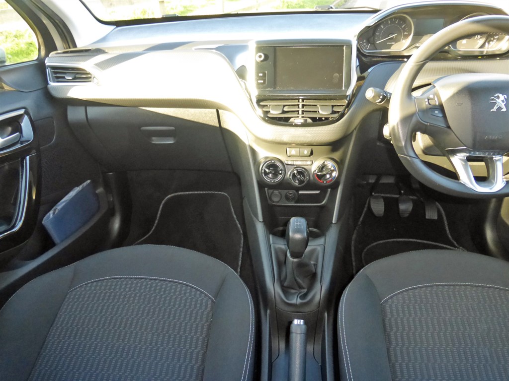 Used Peugeot 208 2017 for sale - 77013249: Photo 18