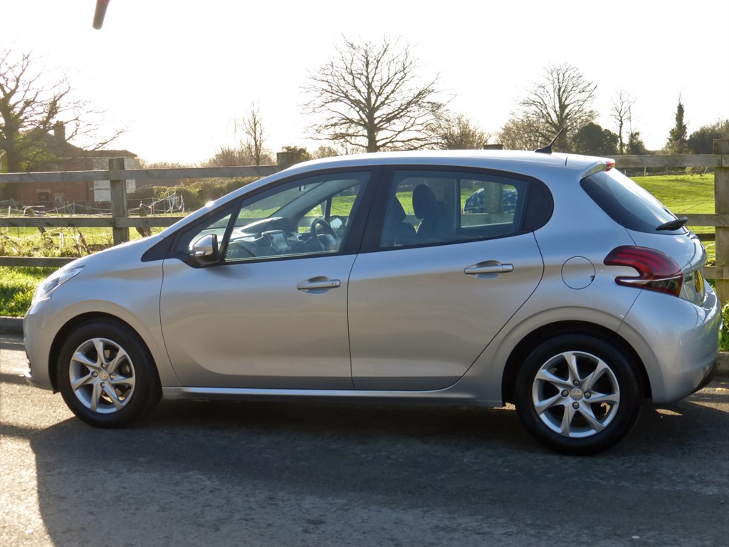 Used Peugeot 208 2017 for sale - 77013249: Photo 4
