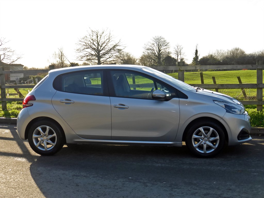 Used Peugeot 208 2017 for sale - 77013249: Photo 5