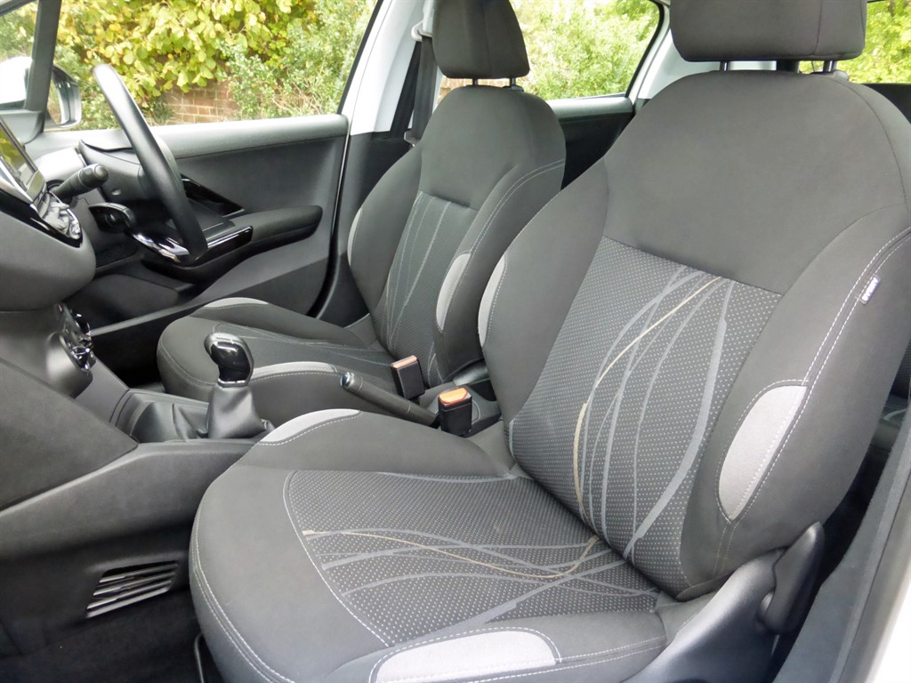 Used Peugeot 208 2014 for sale - 76302549: Photo 13