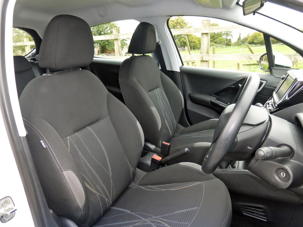 Used Peugeot 208 2014 for sale - 76302549: Photo 15