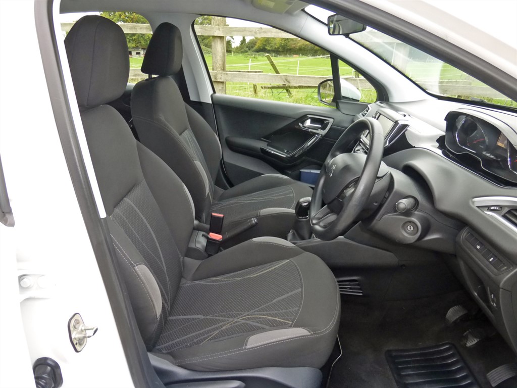 Used Peugeot 208 2014 for sale - 76302549: Photo 16