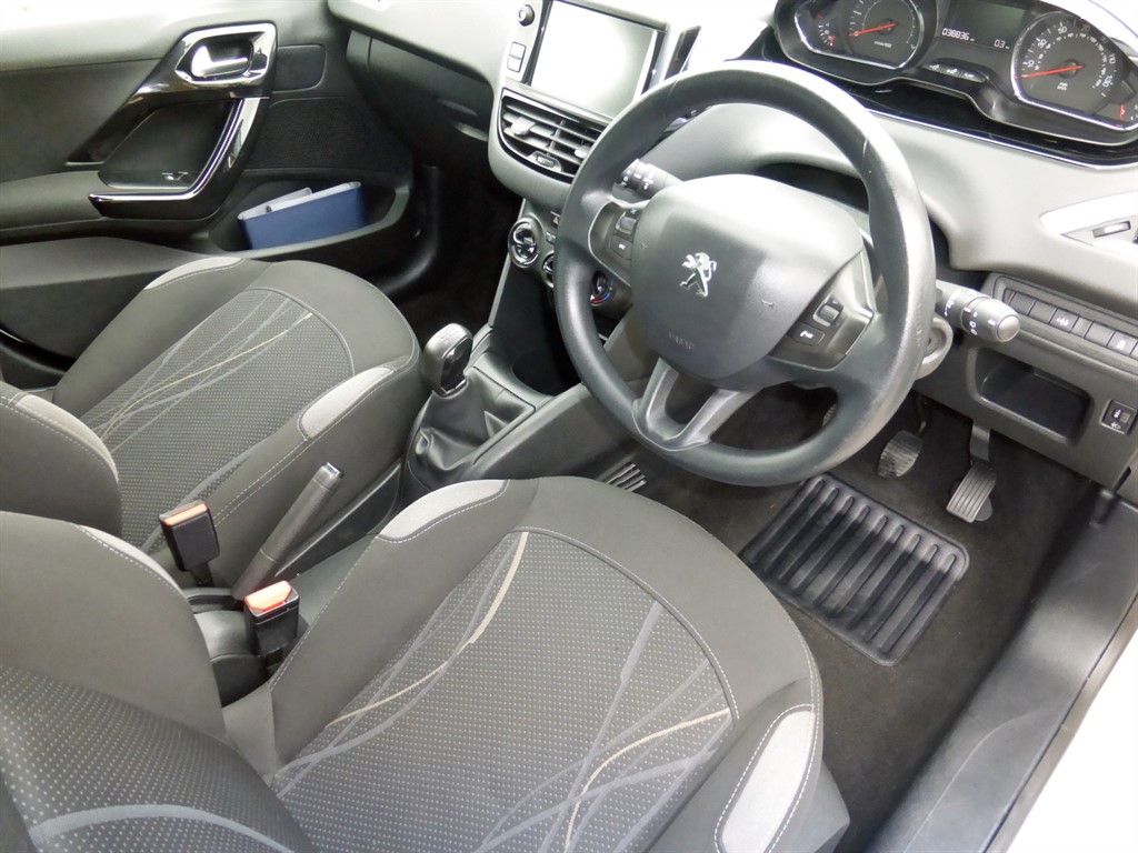 Used Peugeot 208 2014 for sale - 76302549: Photo 17