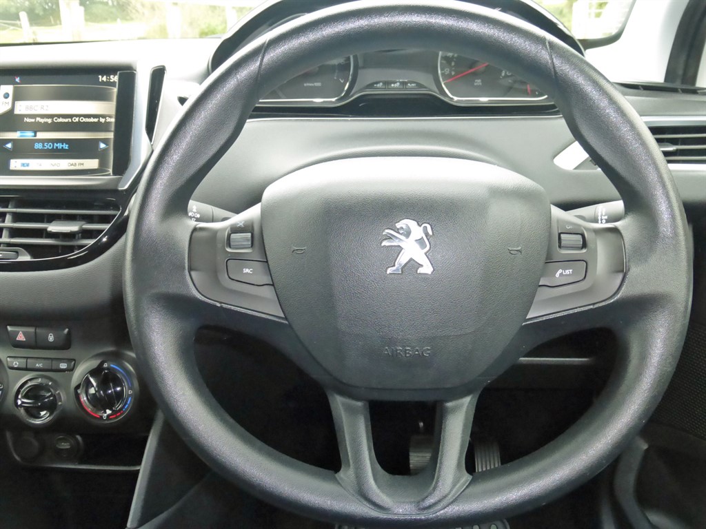 Used Peugeot 208 2014 for sale - 76302549: Photo 20