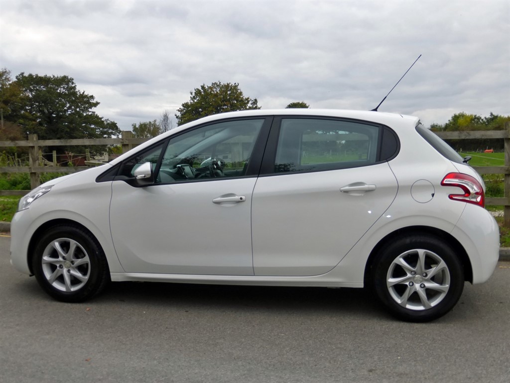 Used Peugeot 208 2014 for sale - 76302549: Photo 4