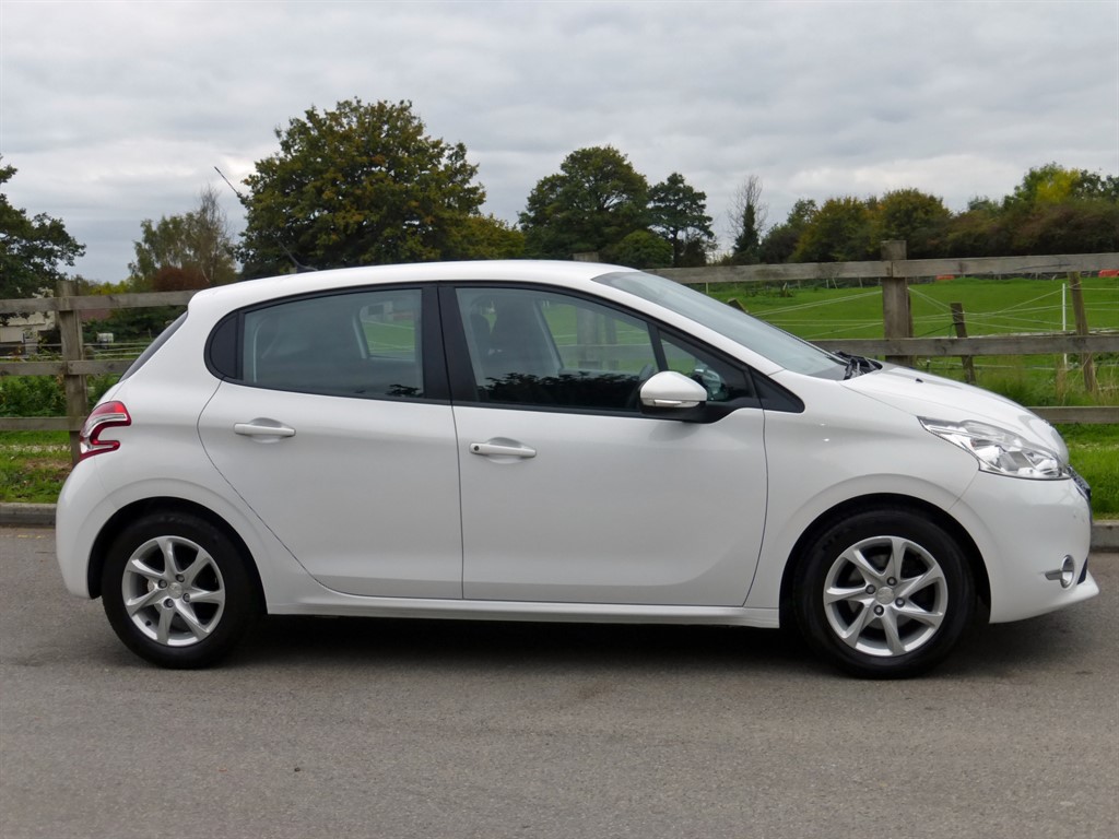 Used Peugeot 208 2014 for sale - 76302549: Photo 5