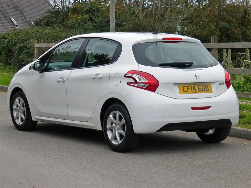 Used Peugeot 208 2014 for sale - 76302549: Photo 6
