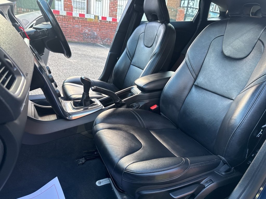 Used Volvo V40 2015 for sale - 76698895: Photo 6