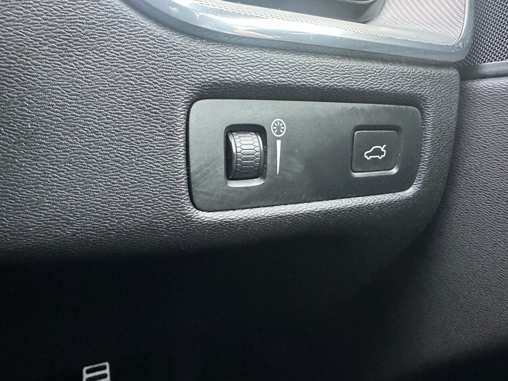 Used Volvo XC60 2018 for sale - 76496232: Photo 42