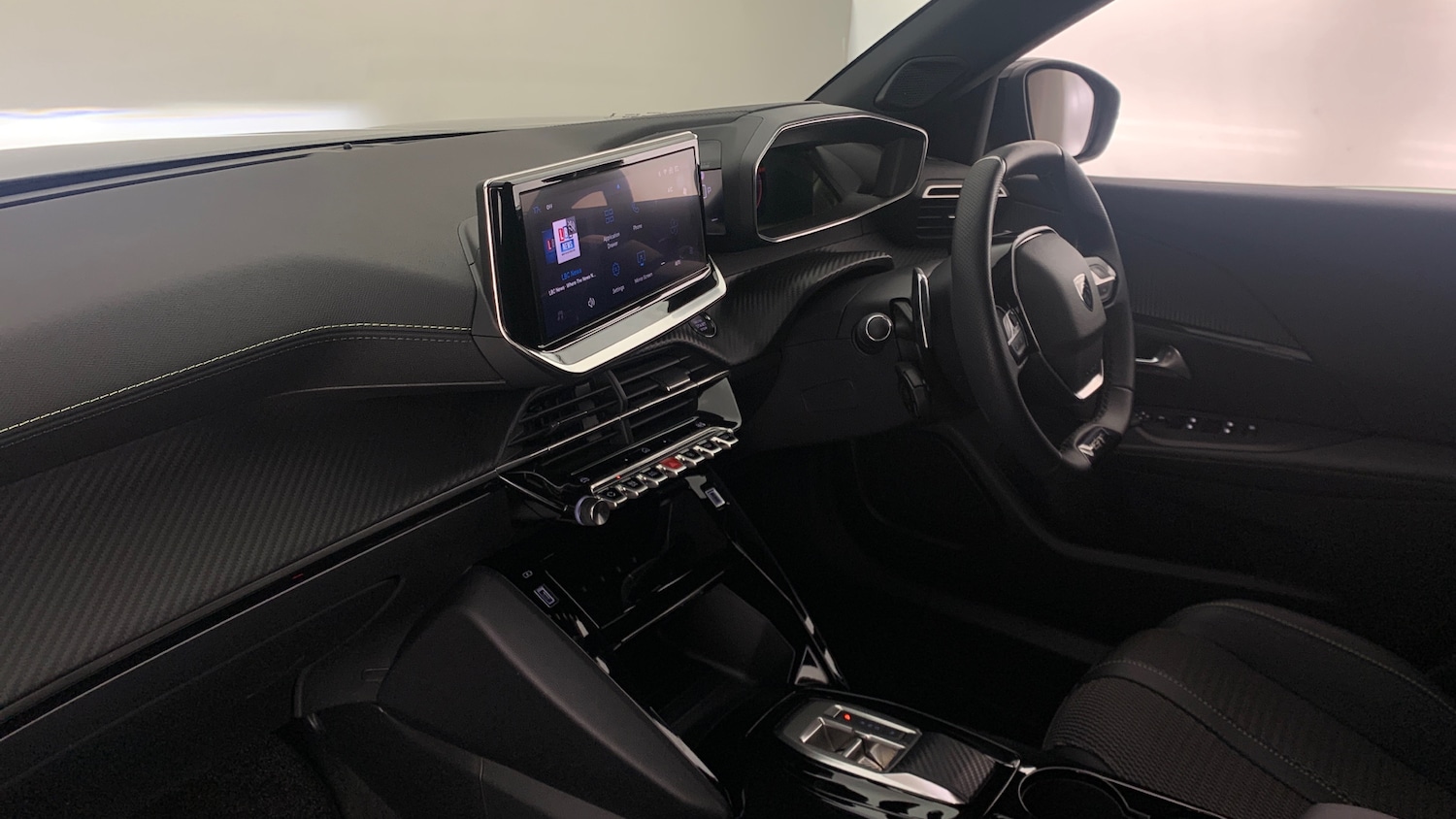 Used Peugeot 2008 2024 for sale - 76787607: Photo 2