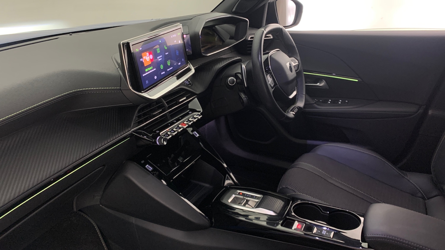 Used Peugeot 2008 2024 for sale - 76998832: Photo 2