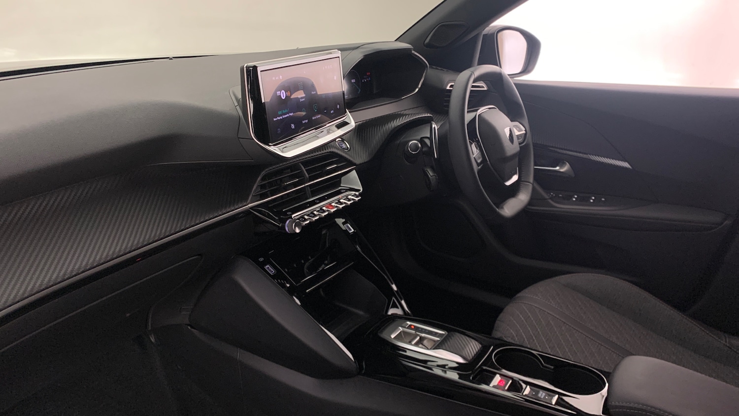 Used Peugeot 2008 2024 for sale - 76486419: Photo 2