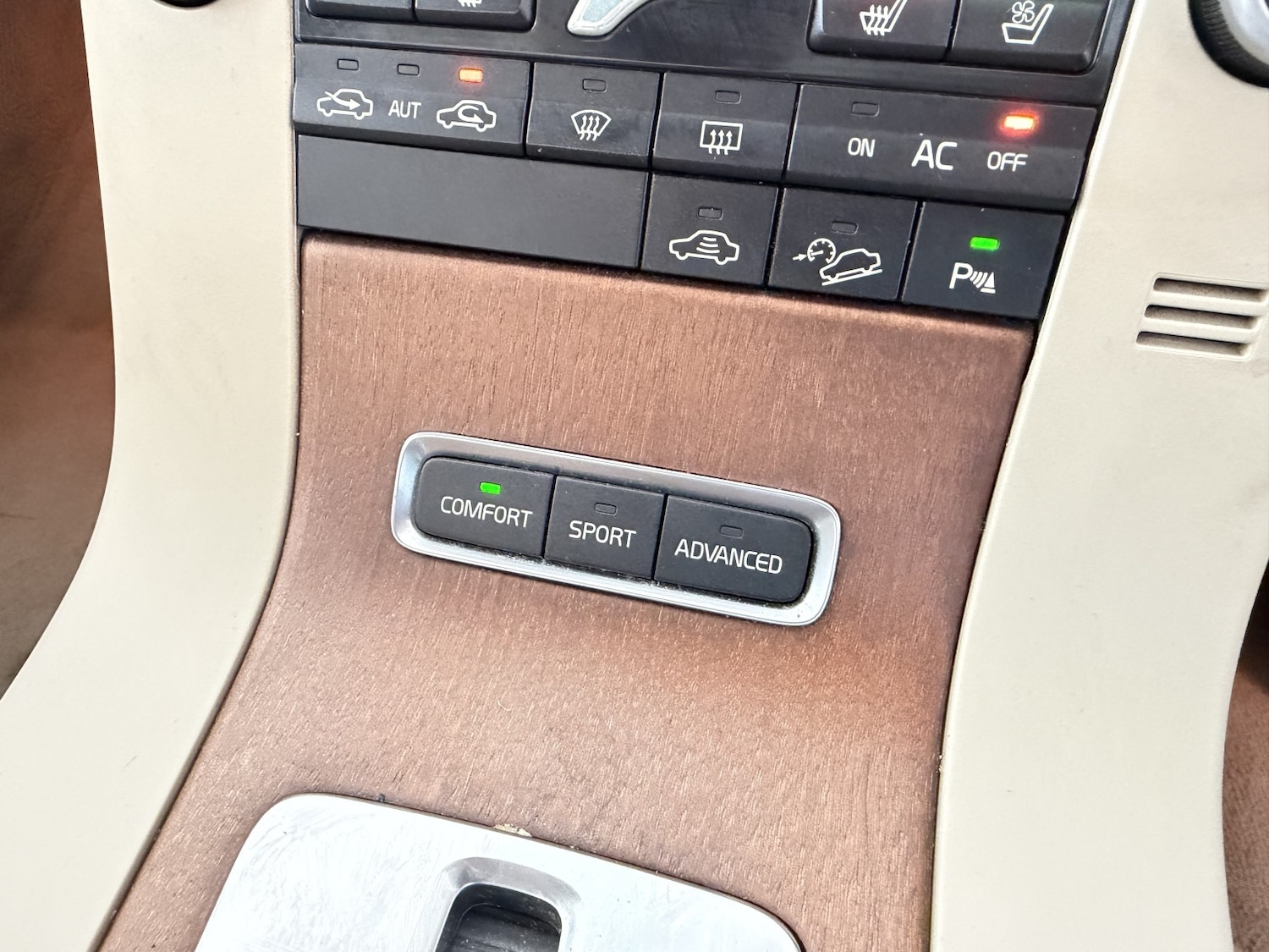 Used Volvo XC70 2008 for sale - 77938025: Photo 14