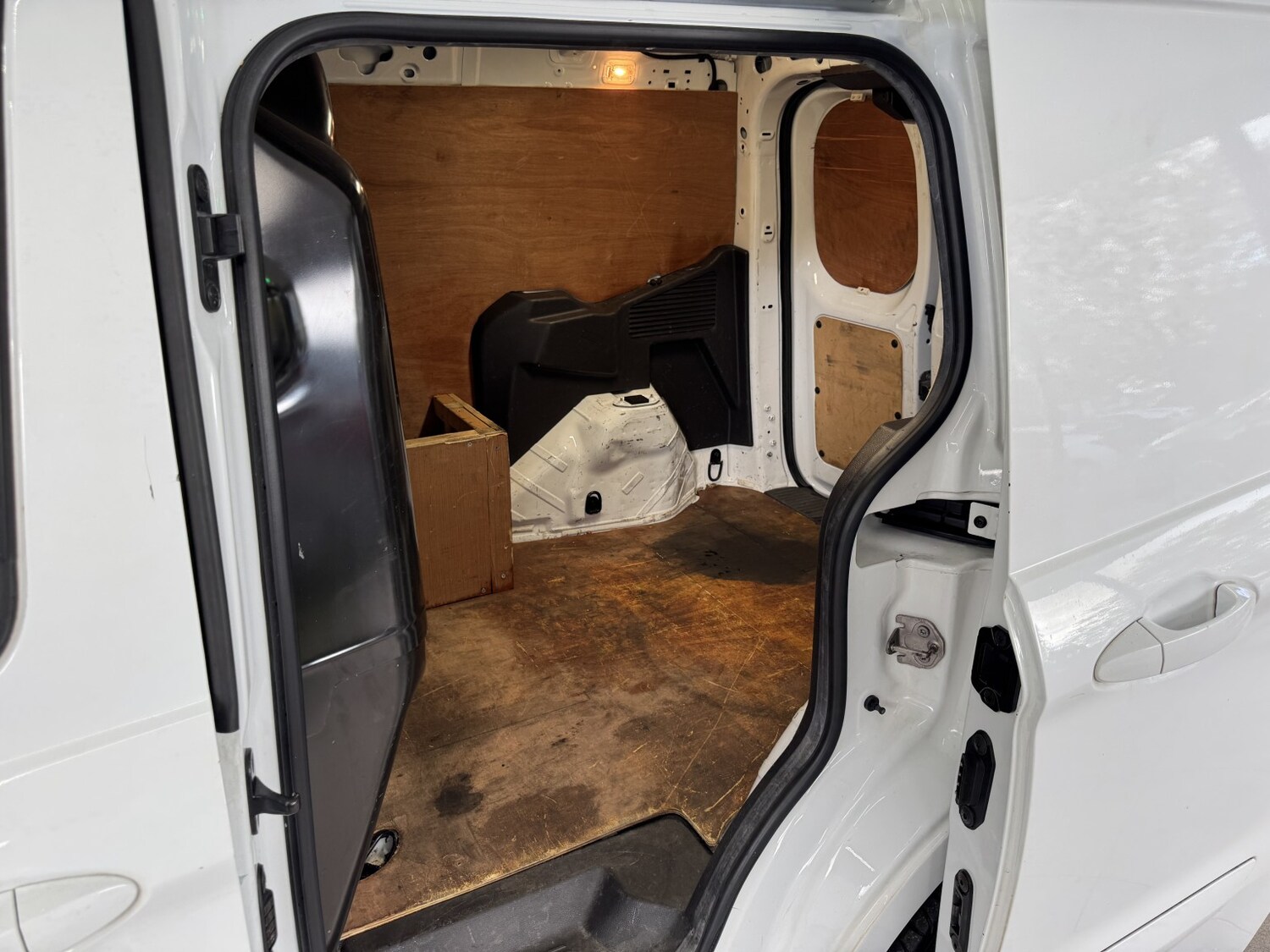 Used Ford Transit Courier 2017 for sale - 76358036: Photo 19