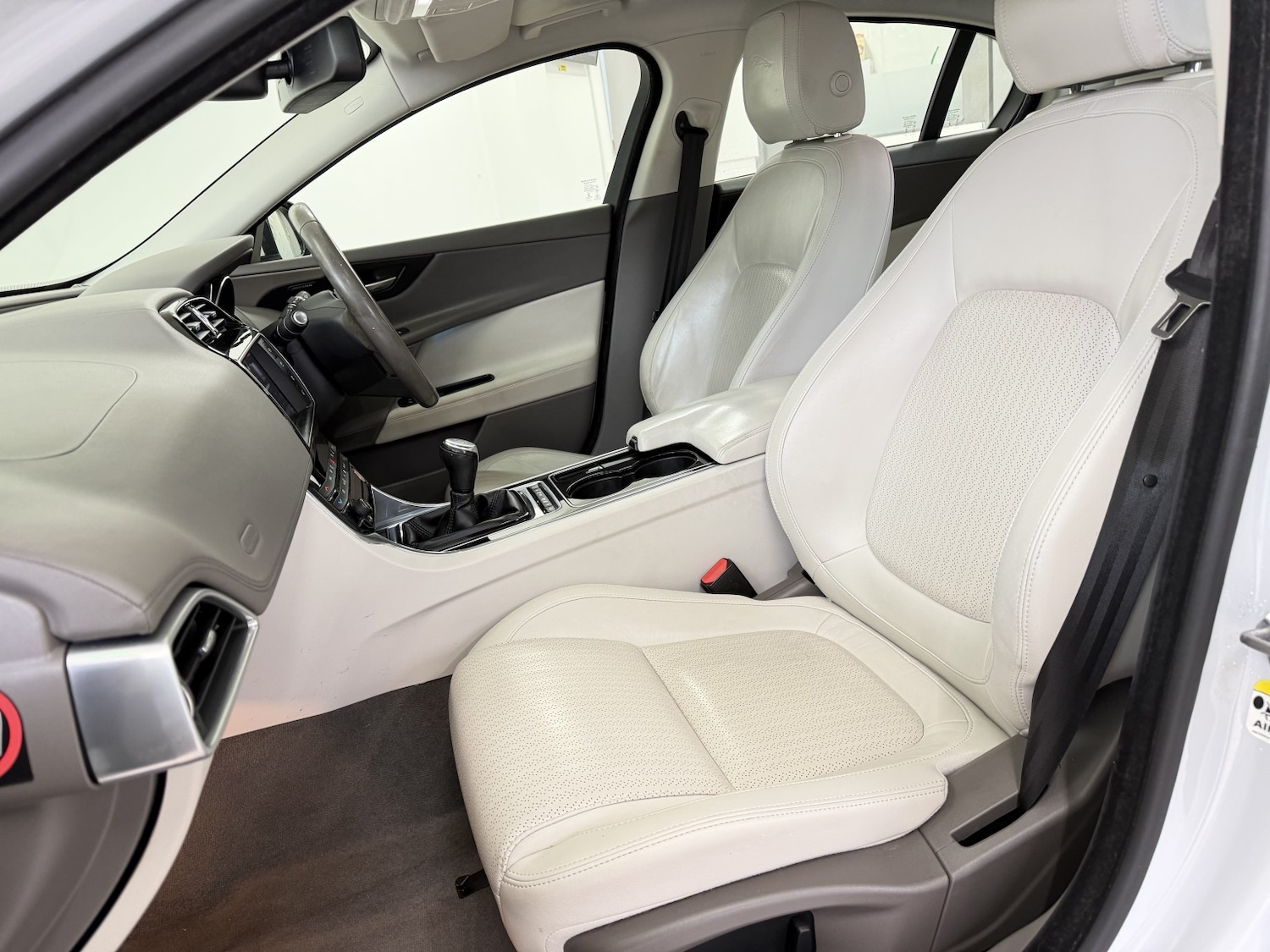 Used Jaguar XE 2016 for sale - 77438372: Photo 12