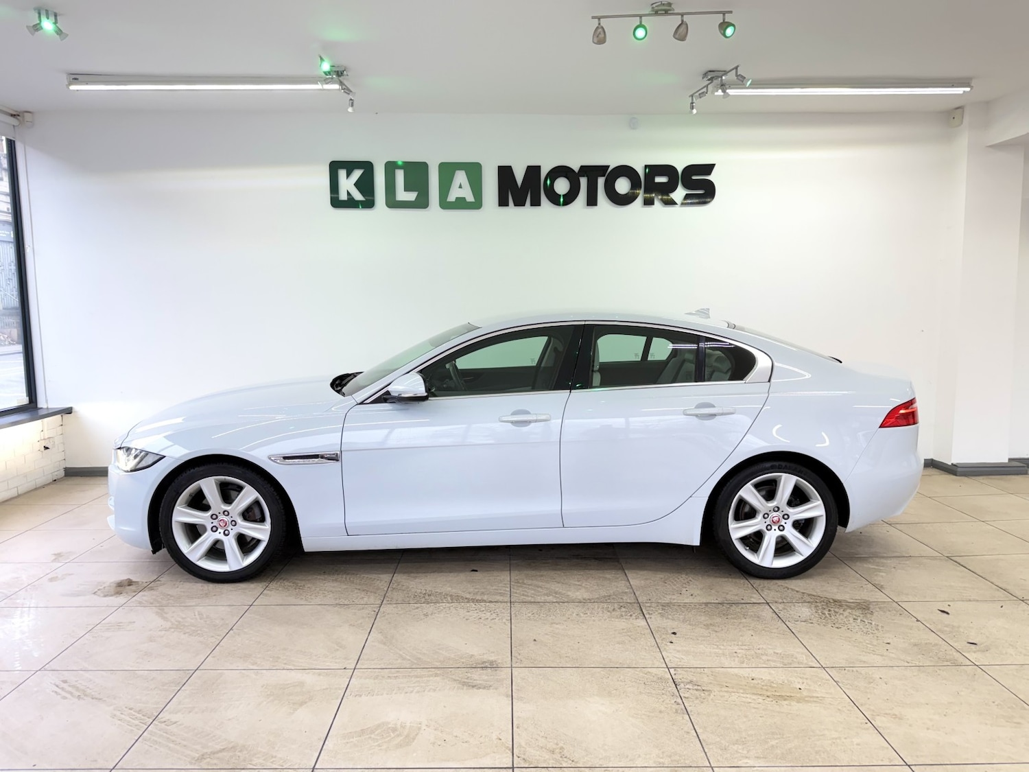 Used Jaguar XE 2016 for sale - 77438372: Photo 2