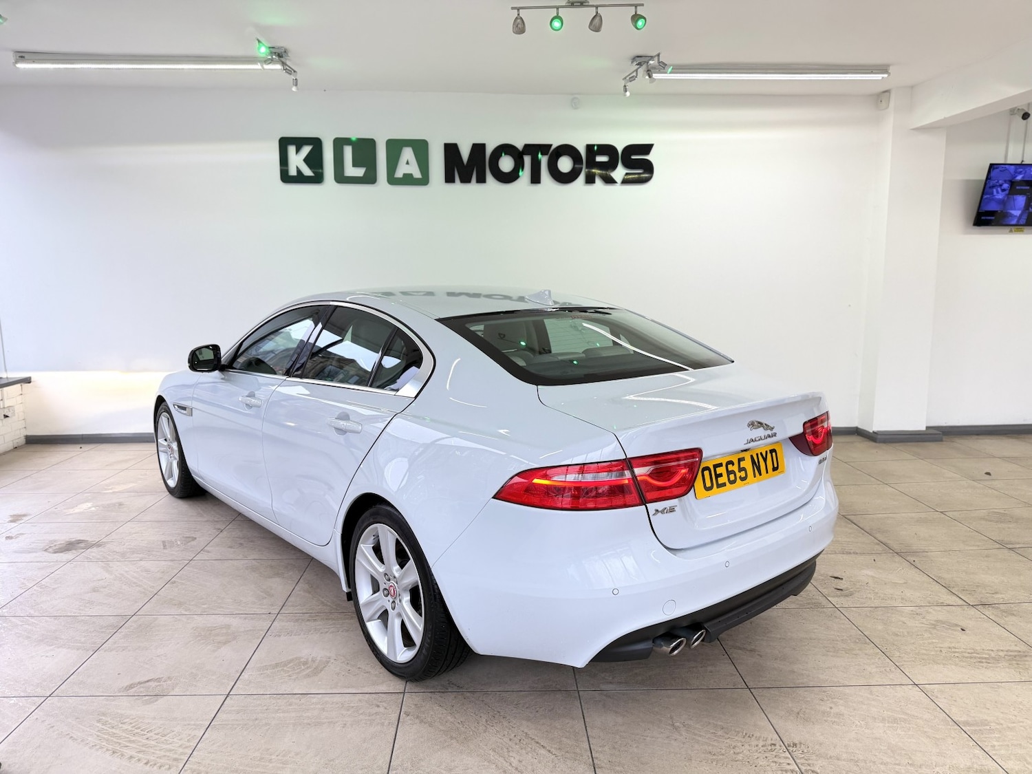 Used Jaguar XE 2016 for sale - 77438372: Photo 3