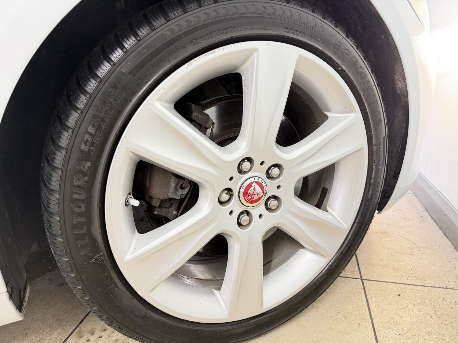 Used Jaguar XE 2016 for sale - 77438372: Photo 9