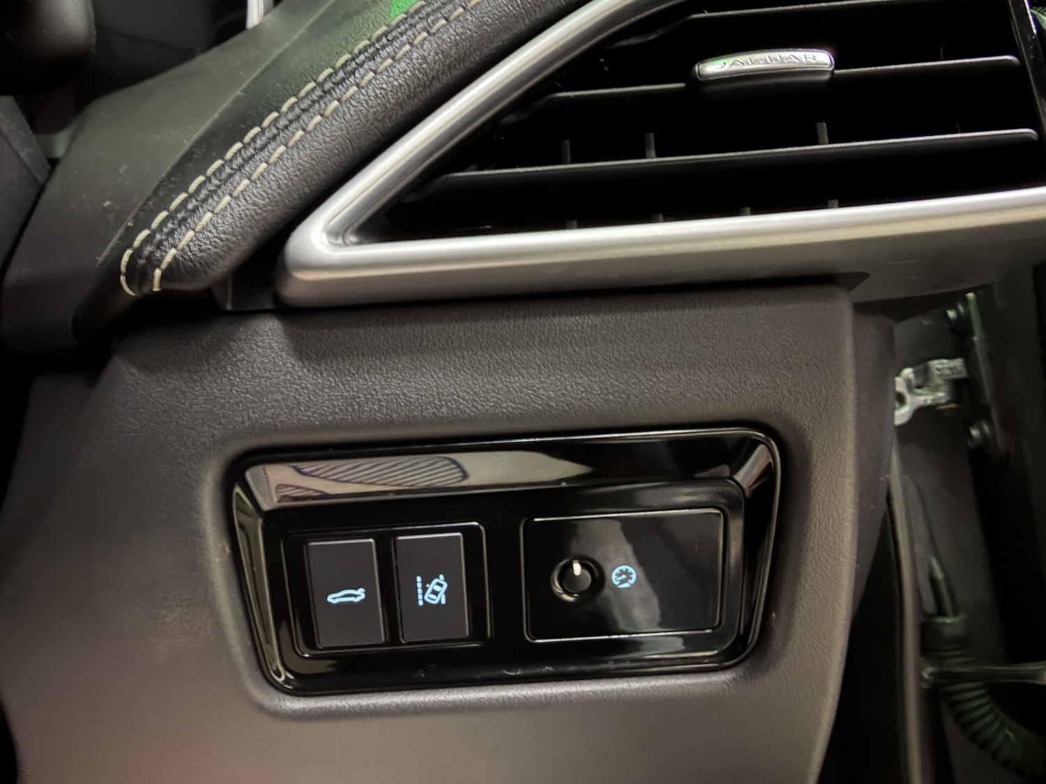 Used Jaguar XE 2017 for sale - 77417459: Photo 17