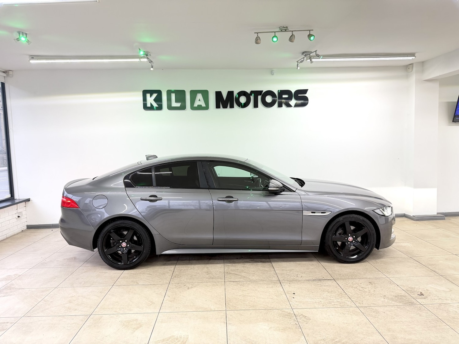 Used Jaguar XE 2017 for sale - 77417459: Photo 6