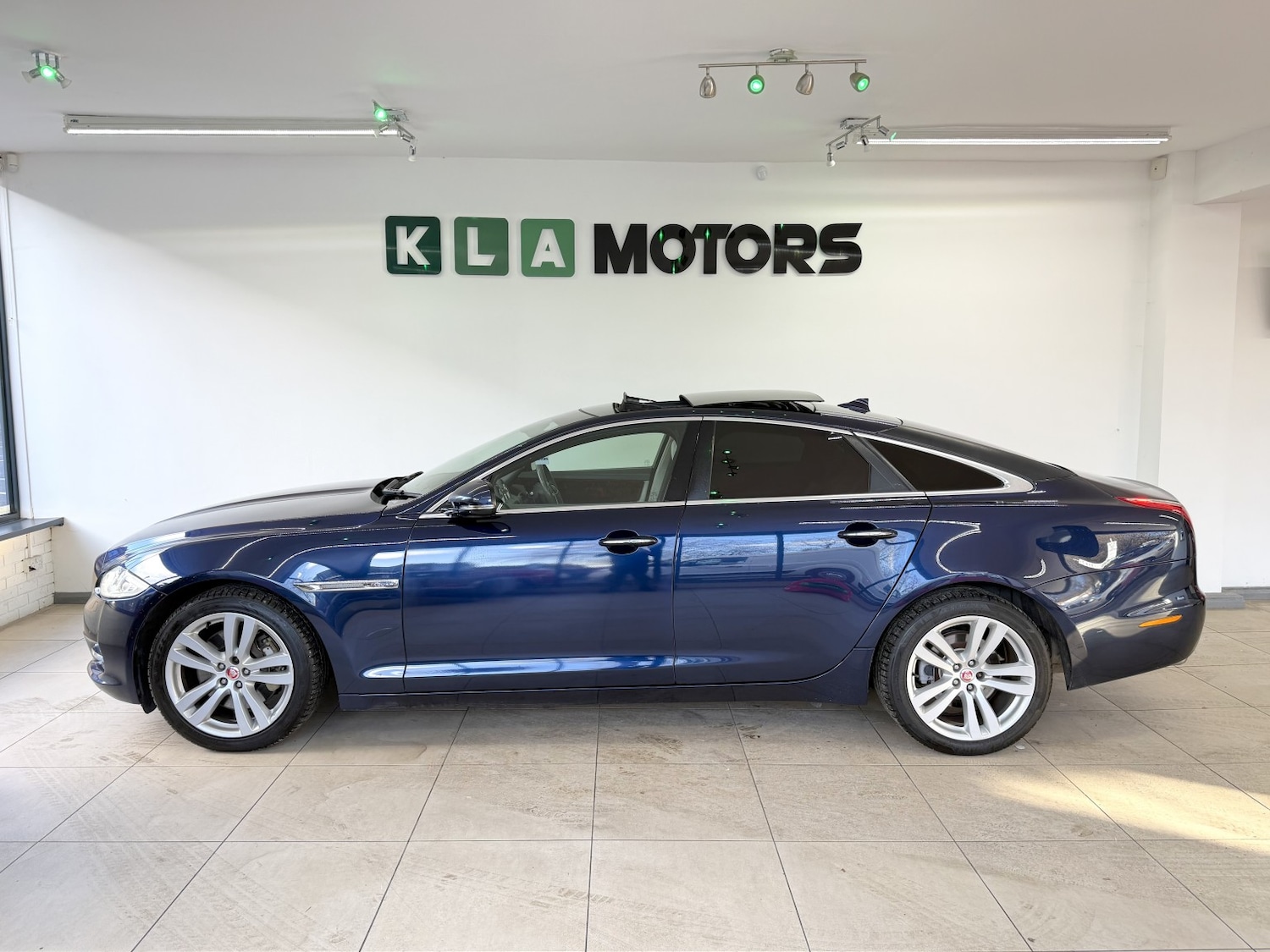 Used Jaguar XJ 2014 for sale - 76692801: Photo 2