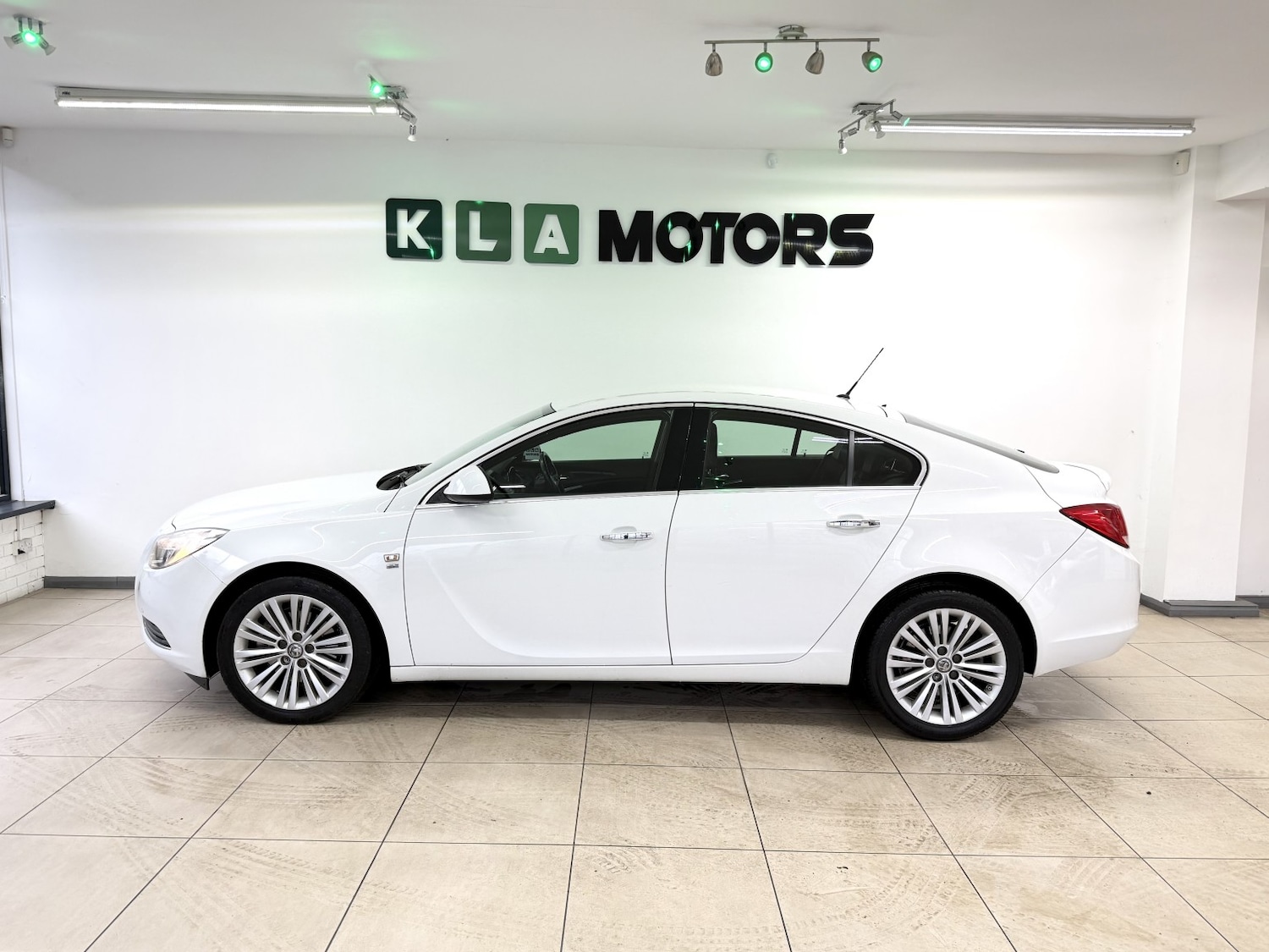 Used Vauxhall Insignia 2012 for sale - 76945570: Photo 2