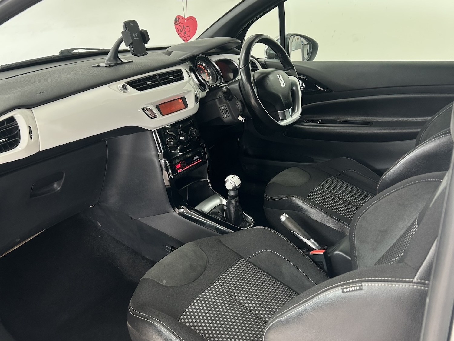 Used Citroen DS3 2010 for sale - 76231105: Photo 10