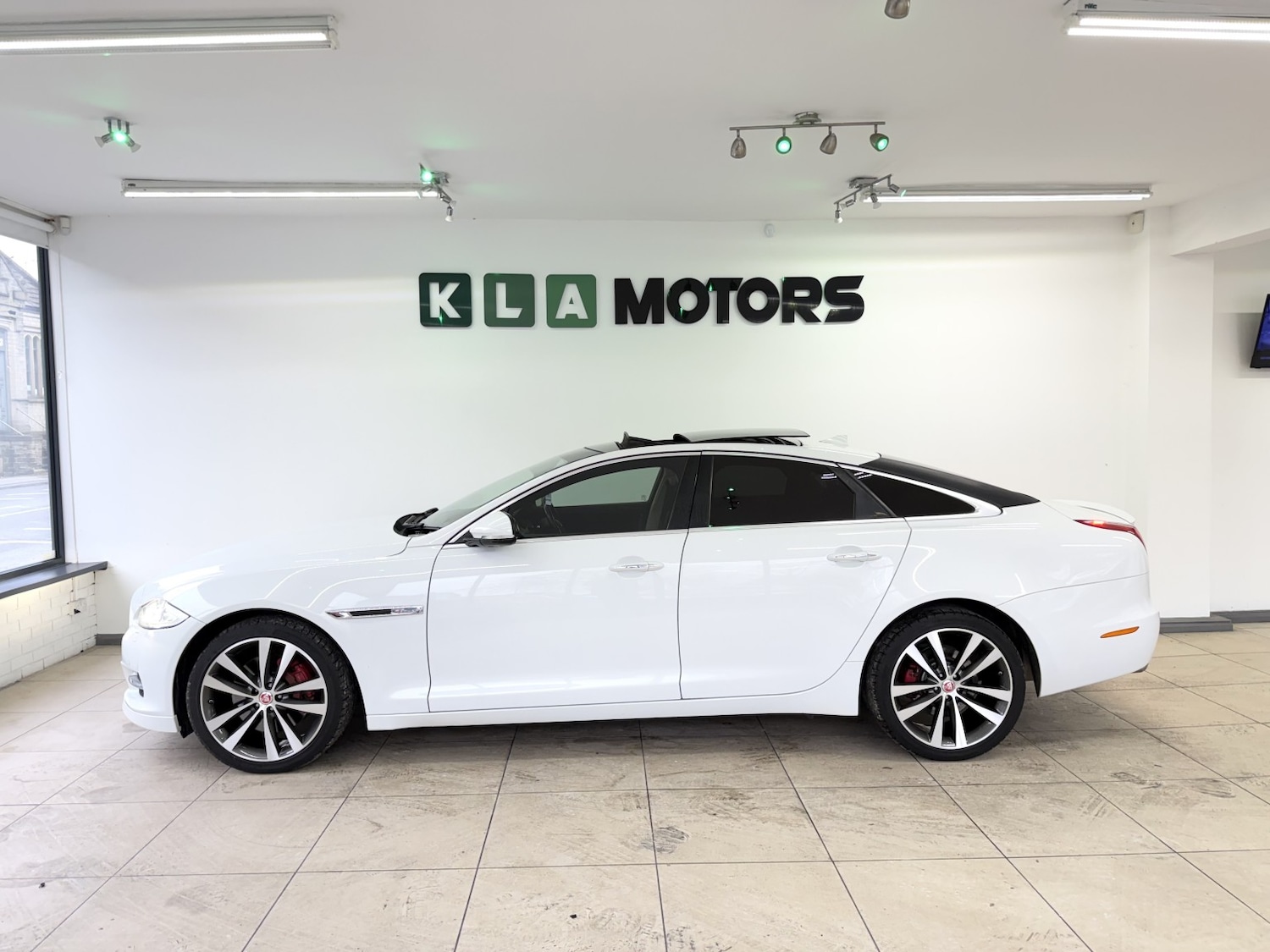 Used Jaguar XJ 2014 for sale - 77483683: Photo 2