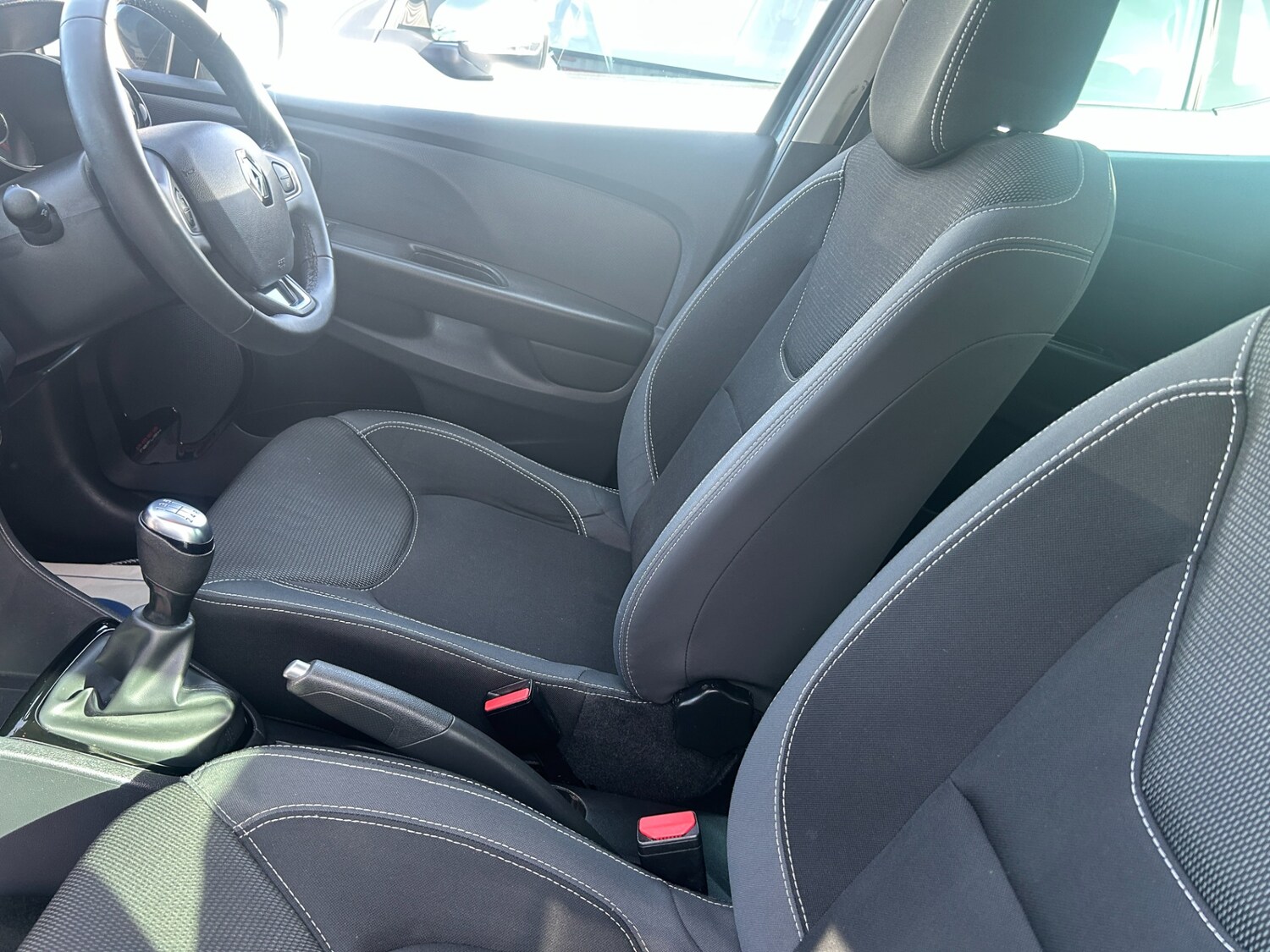 Used Renault Clio 2018 for sale - 77947139: Photo 17