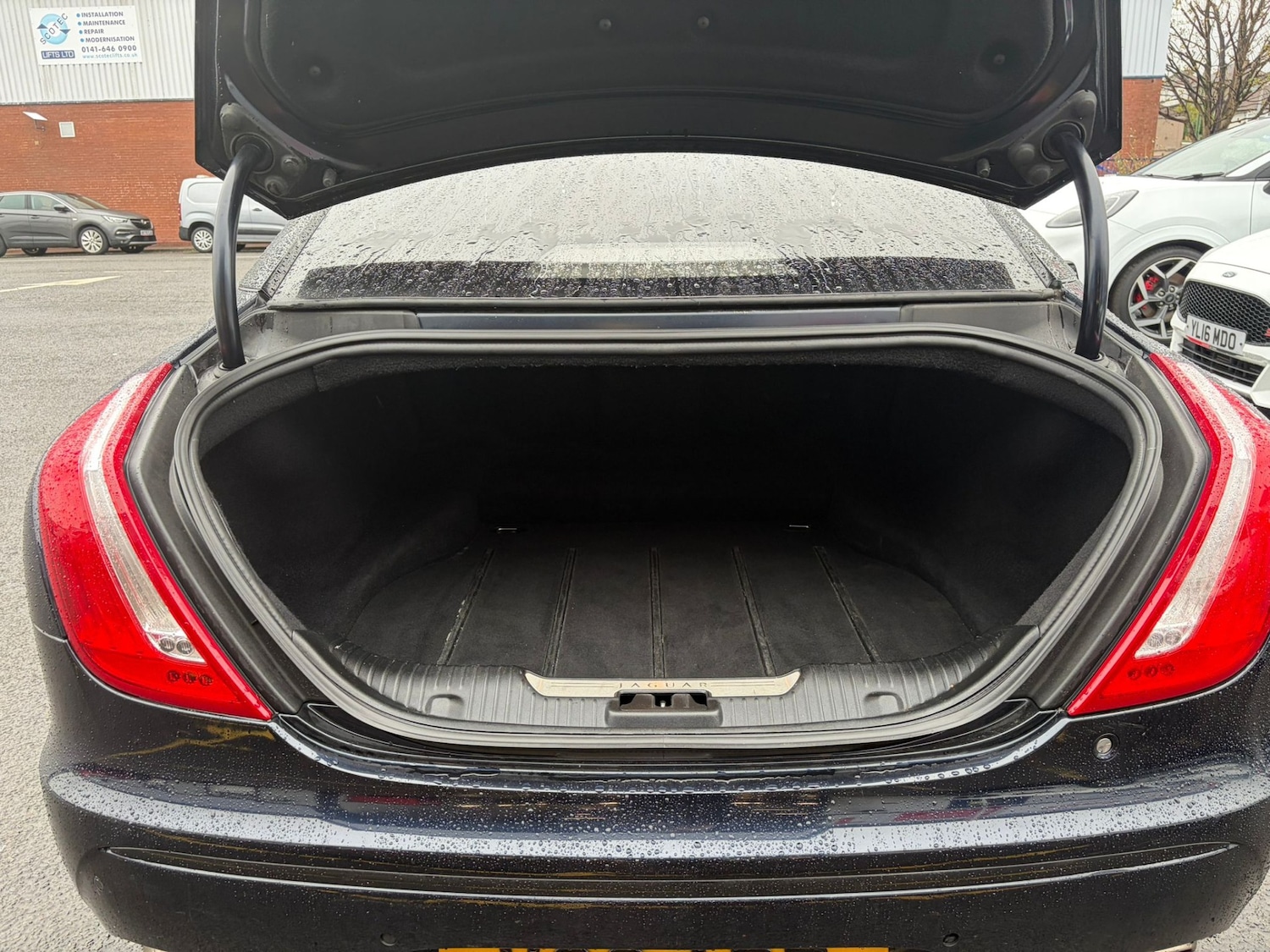 Used Jaguar XJ 2011 for sale - 76542908: Photo 21