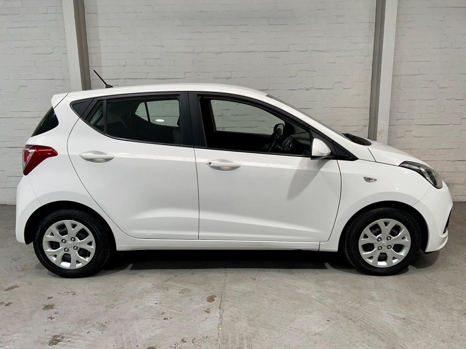 Used Hyundai i10 2014 for sale - 76549855: Photo 2