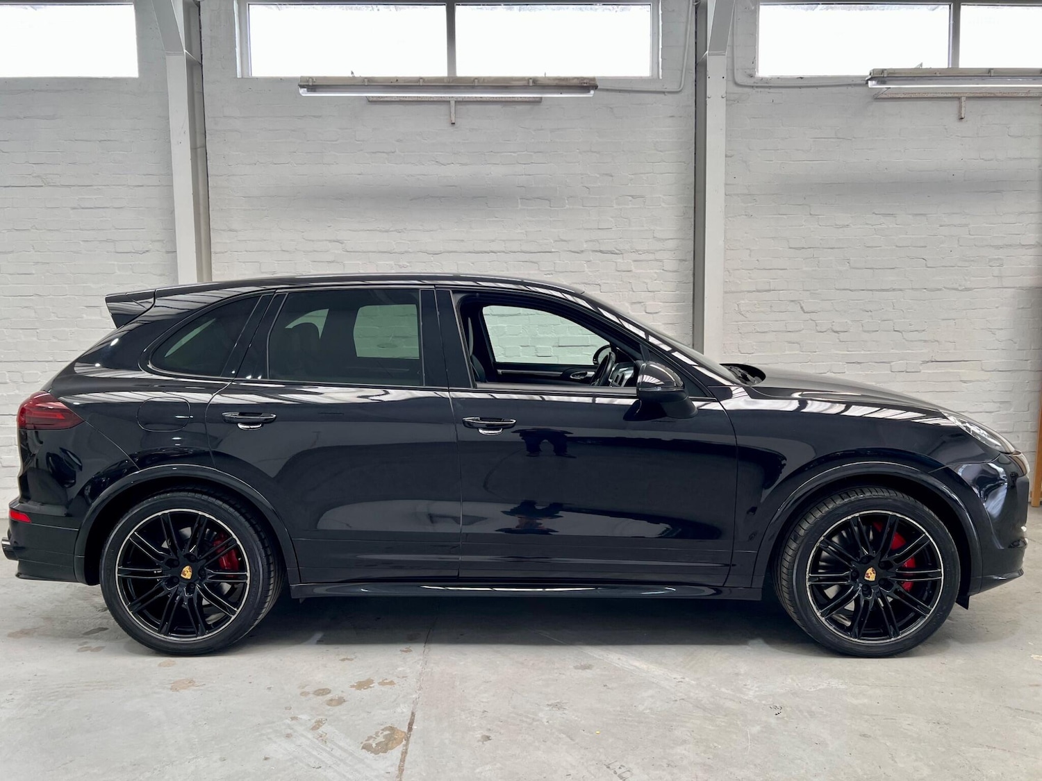 Used Porsche Cayenne 2016 for sale - 78057745: Photo 2